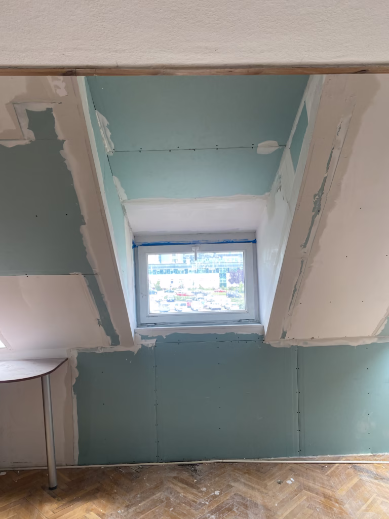 Uzupełnienie większych ubytków oraz szpar między płytami g-k