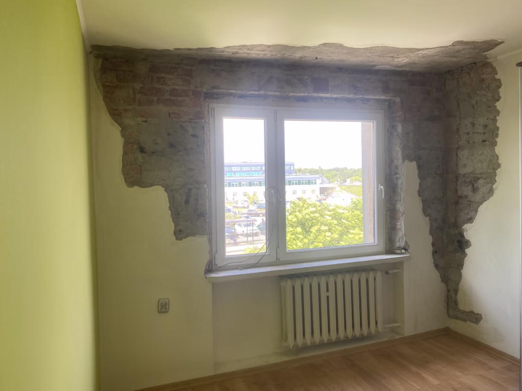 Skucie tynku do muru